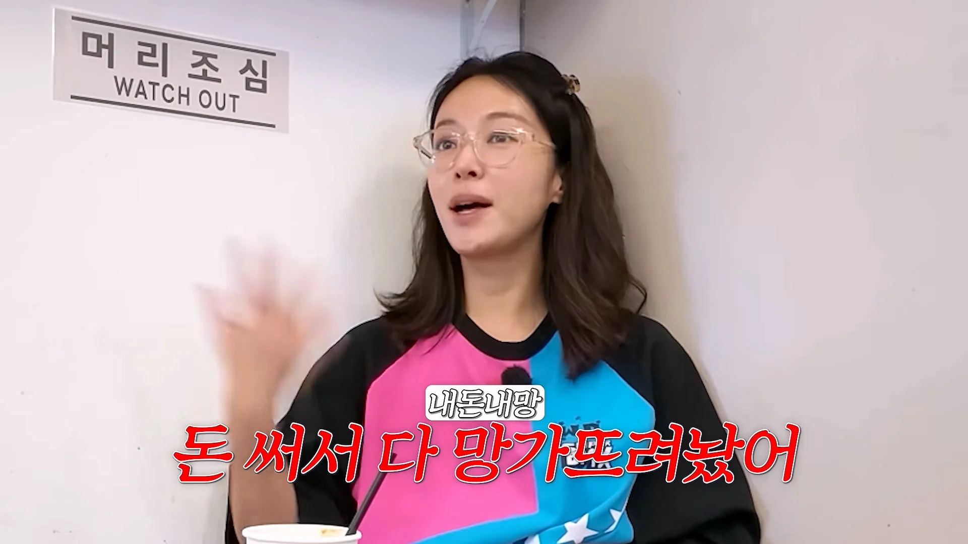 평소에 노브라로 다닌다는 배우 황정음 (44)