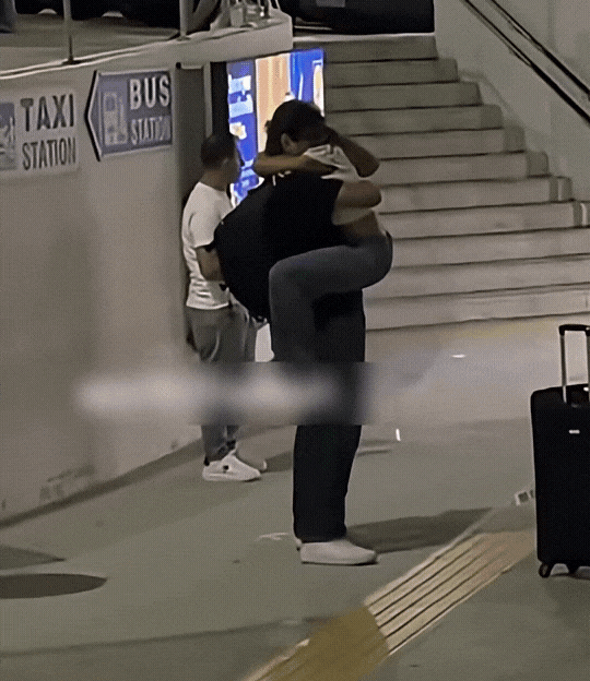 어떤 커플의 공항 재회 (2)