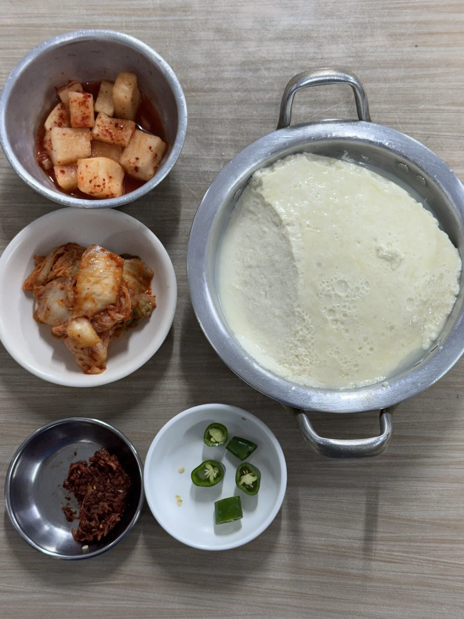 인생 최고로 맛있는 두부를, 한국에서 먹었어🇰🇷 님들 저 순두부 얼마 같음 ? (2)