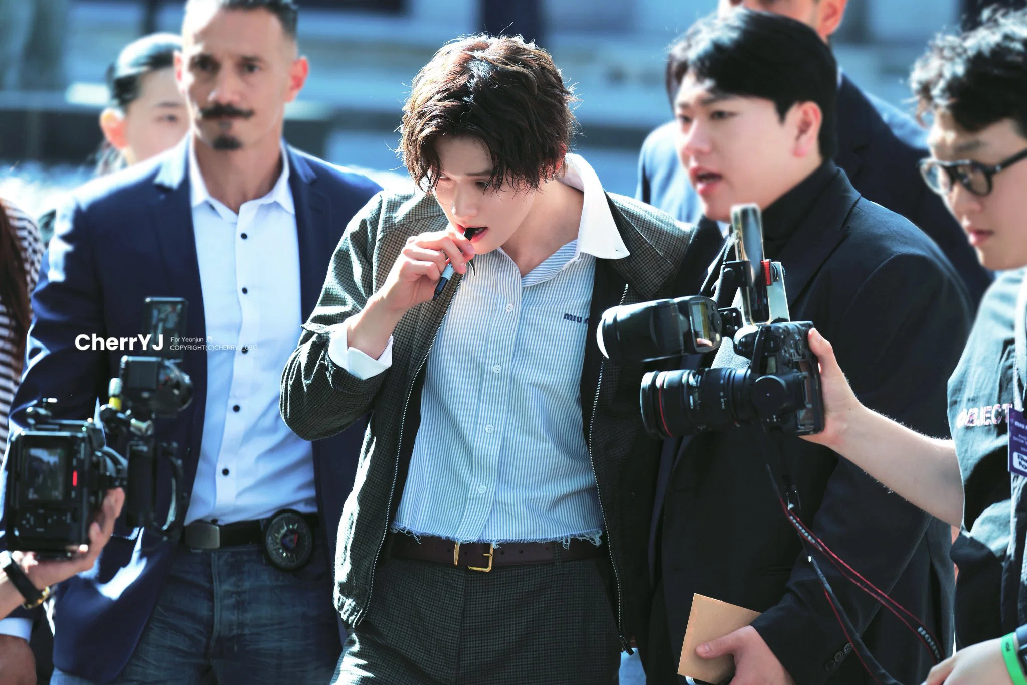 오늘자 파리 미우미우 쇼장 앞에서 팬들 싸인해준다고 펜스 넘는 투바투 연준 (2)