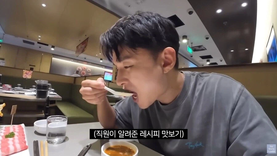 훠궈 처음 먹는 손님을 본 가게 직원들 (14)
