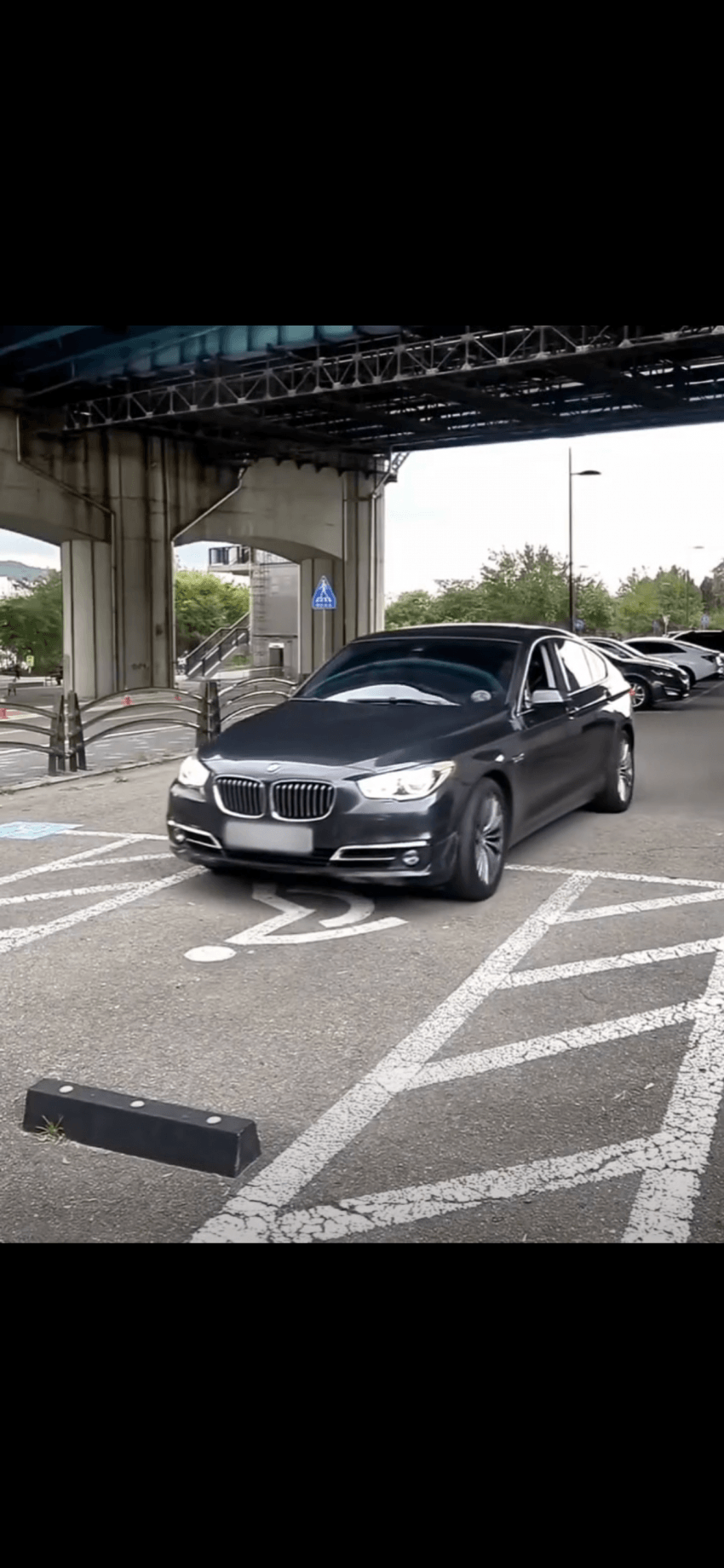 장애인처럼 안생기고 어려보이는 bmw 왕자 박위.