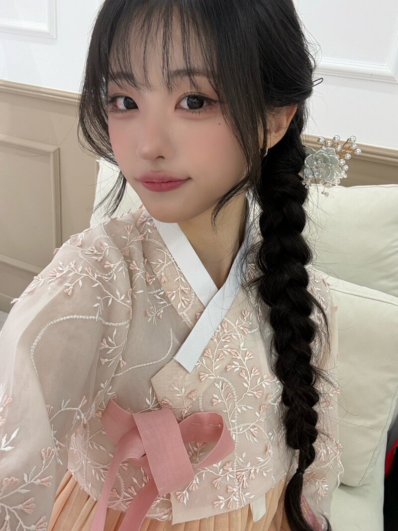 한복입은 QWER 히나 (2)