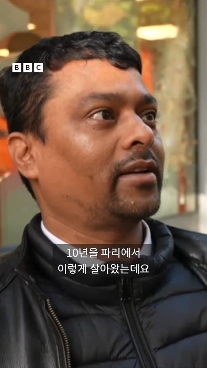 싱글벙글 훌쩍훌쩍 프랑스 시위대에 약탈당한 가게 주인 인터뷰 (15)