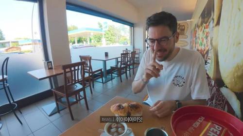 이탈리아에서 아메리카노 제조하는 이탈리아인