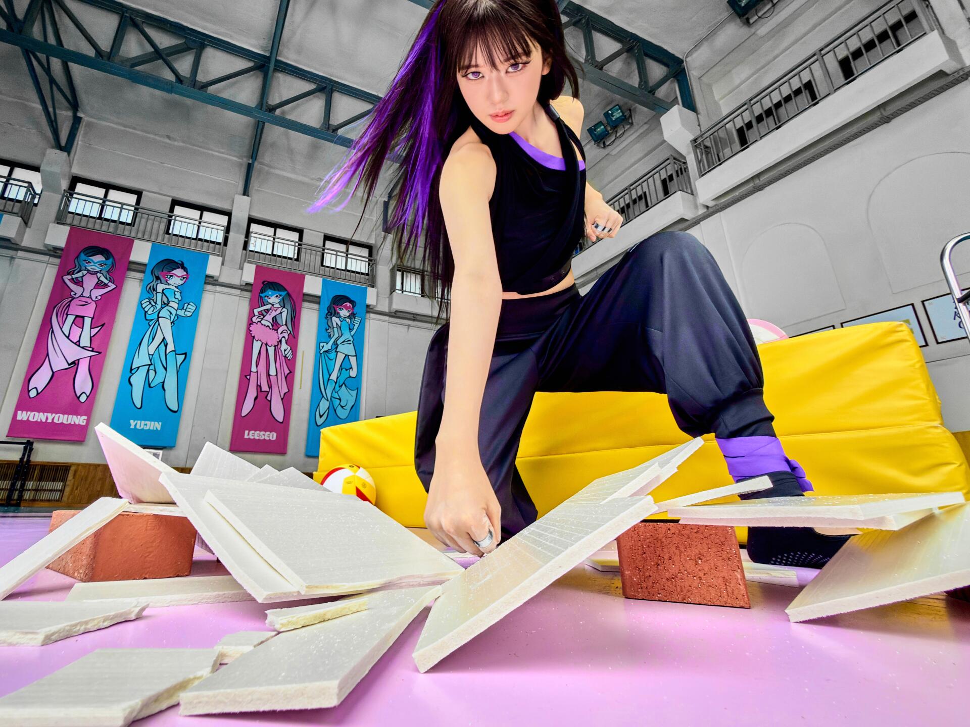 아이브 IVE EP <Looks Can Kill>  ‘HERO COMICS’ Concept Photo 안유진 vs 장원영 (4)