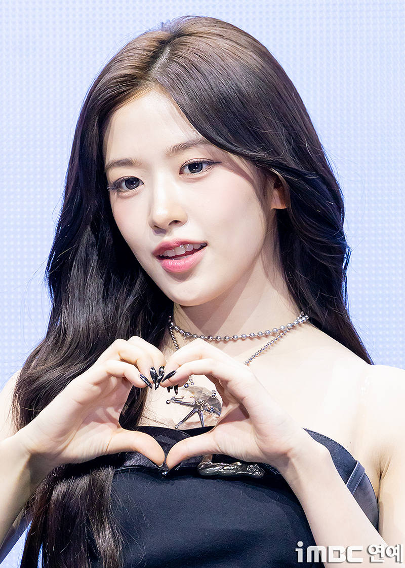예뻐도 너무 예쁘다는 오늘자 아이브 안유진 미디어 쇼케이스 기사 사진
