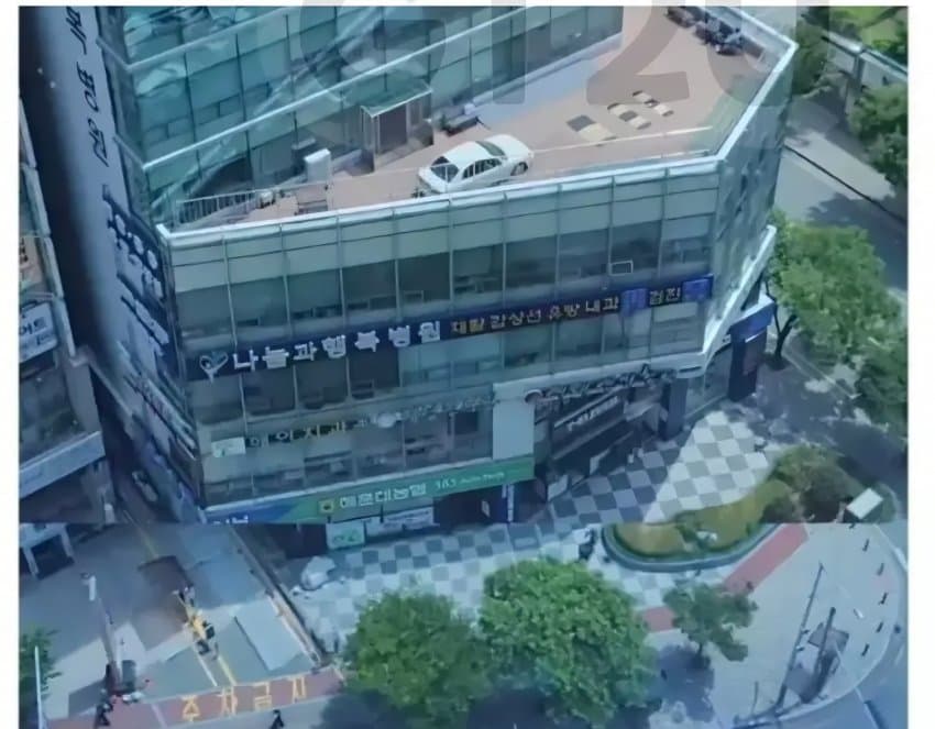 싱글벙글 아파트 옥상에 자동차가 올라가 있는 이유