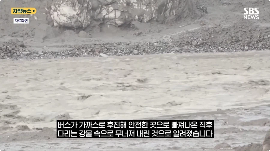 학생 900명 살린 네팔 교장 (12)