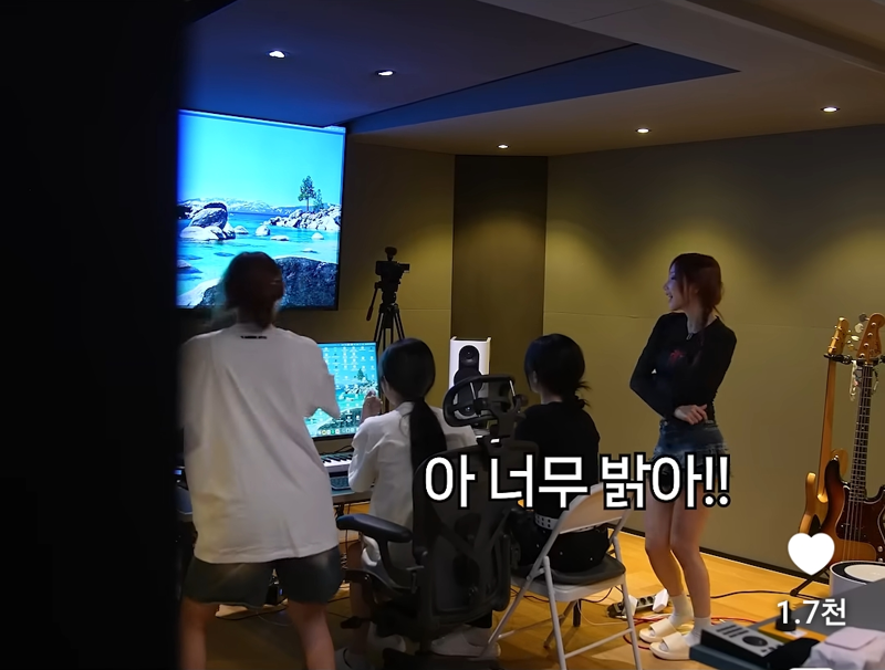 QWER 신곡 회의 중 QWER은 밝아야 한다며 일갈하는 시요밍 (3)