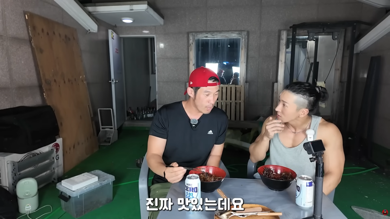 곤충 먹방에 게스트로 나왔다가 결국 곤충의 맛을 알아버린 사람 (15)