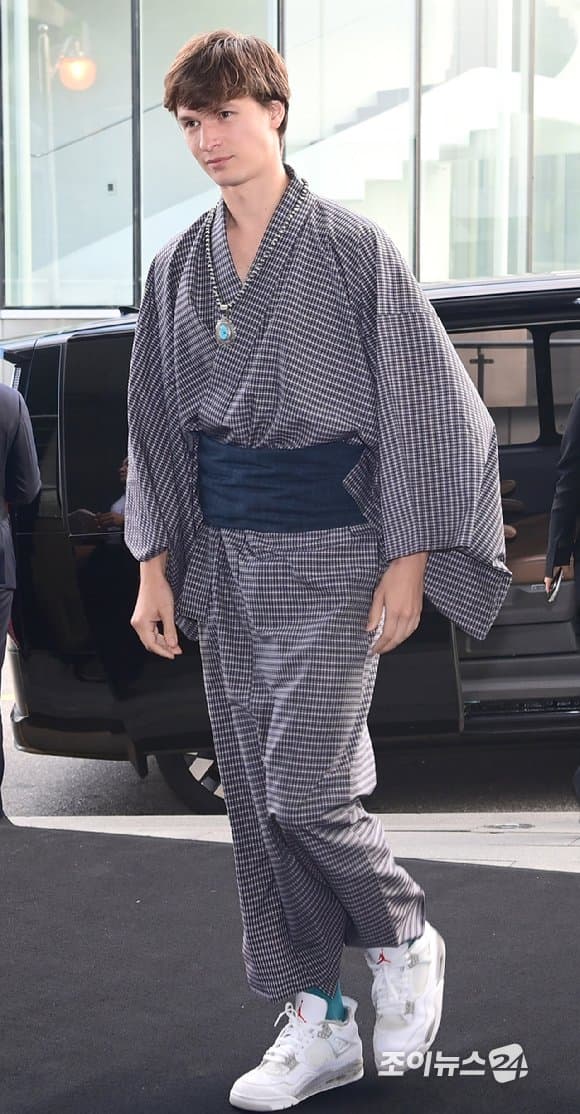 오늘자 비행기 잘못 내린듯한 해외 배우..