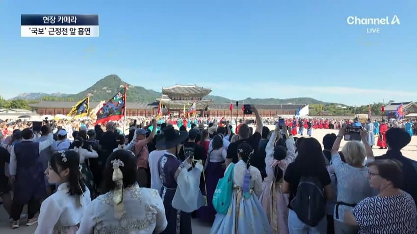경복궁서 버젓이..담뱃불 붙이는 관광객 (3)
