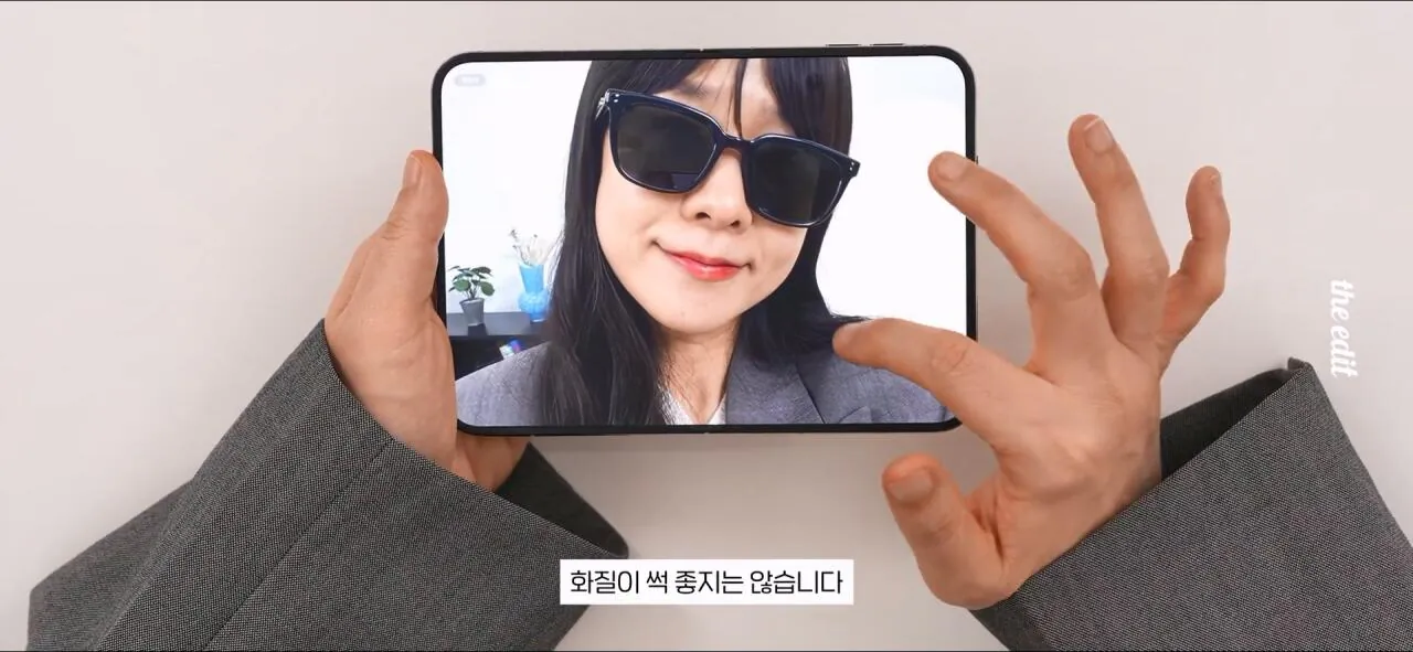 싱글벙글 같은 유튜버의 갤럭시와 아이폰 UDC 리뷰.jog (21)