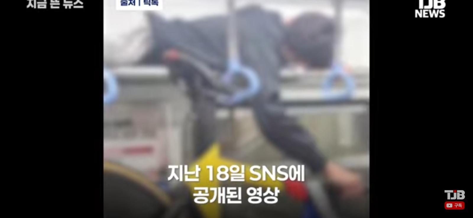 지하철 짐칸서 자전거 든 학생 (2)