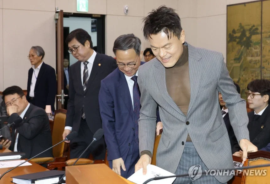 오늘 국감에 나와서 배현진 질문받는 박진영 (페노메논 관련) (26)