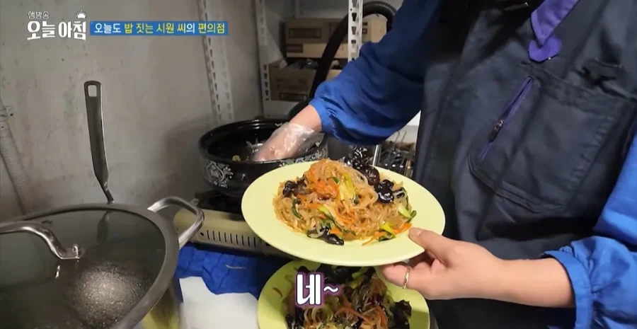 학생들에게 무료로 밥을 주는 편의점 사장님 (27)