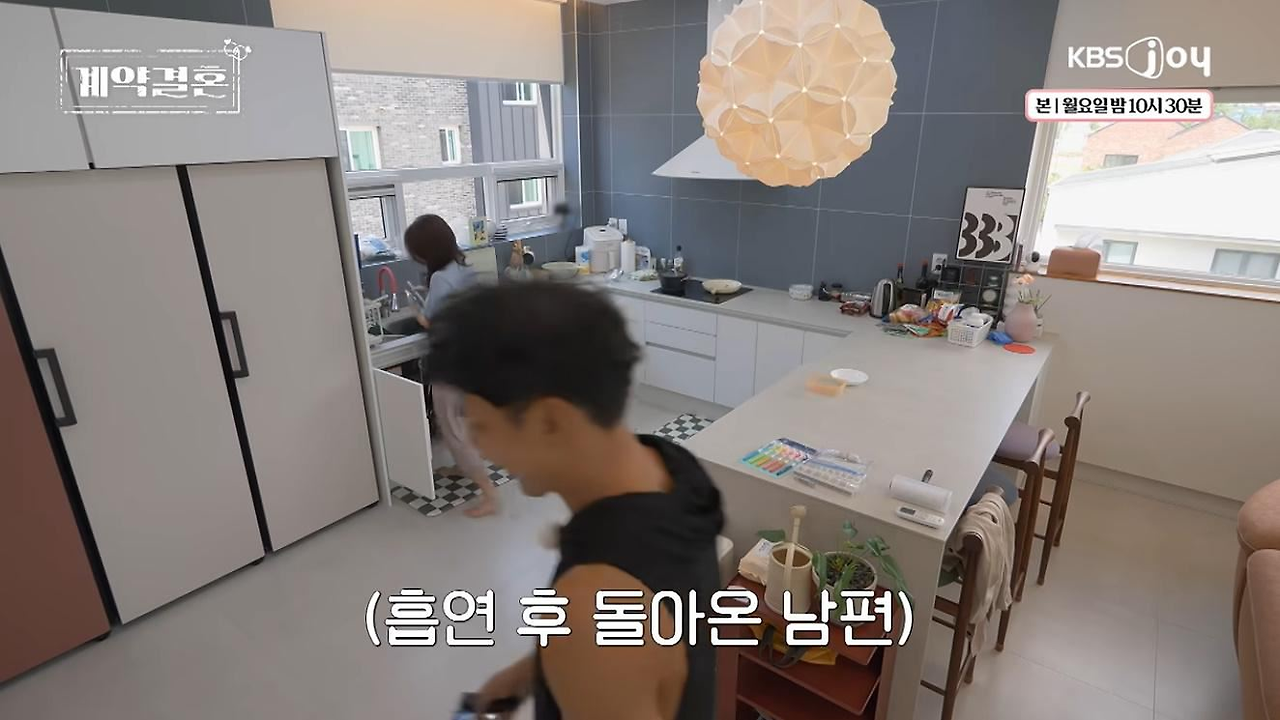 비흡연자 아내 위해서 전담 피는 남편 (7)
