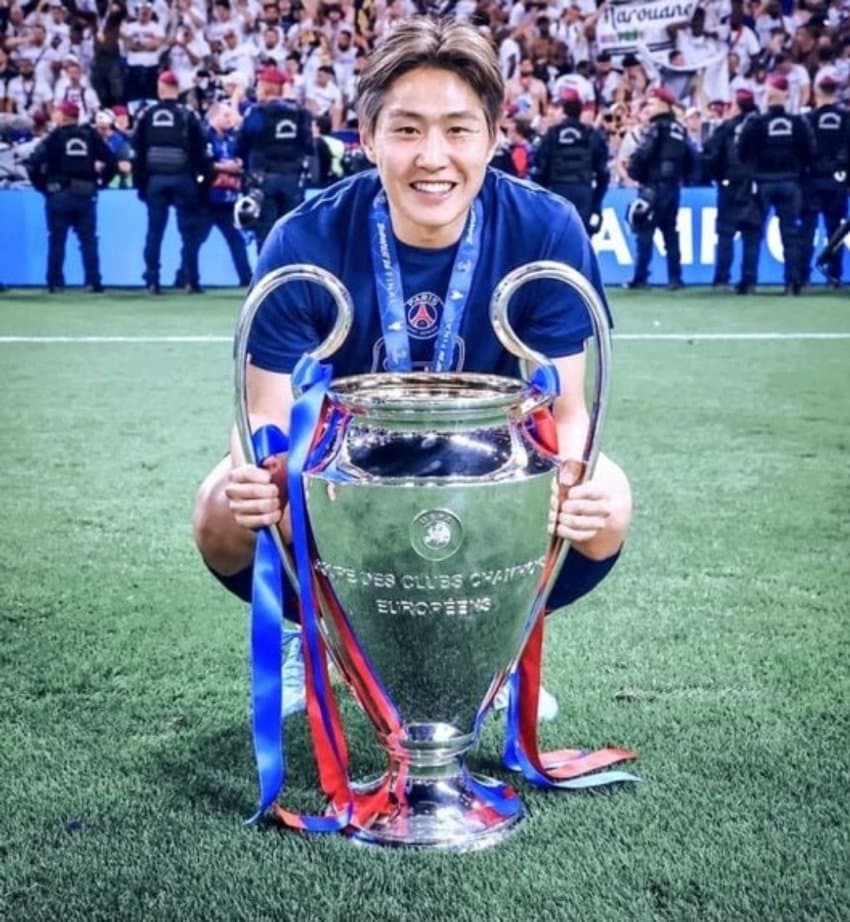 역대 축구선수들의 챔피언스 리그 우승 순간. (49)