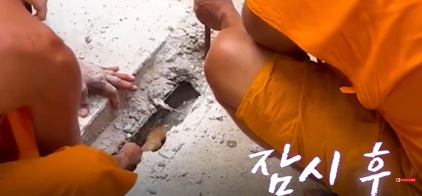 의문의 울음 소리에, 사찰 바닥 직접 부순 스님들.jpf (8)