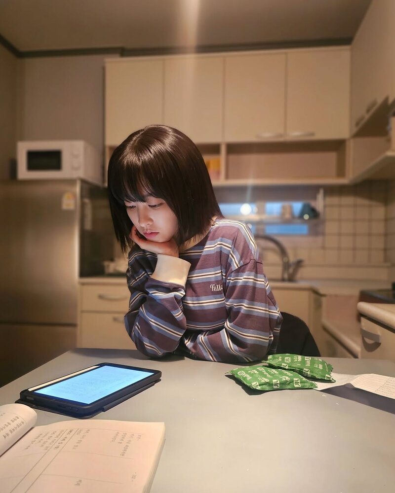 요즘 해외 셀럽 사이 유행이라는 패션
