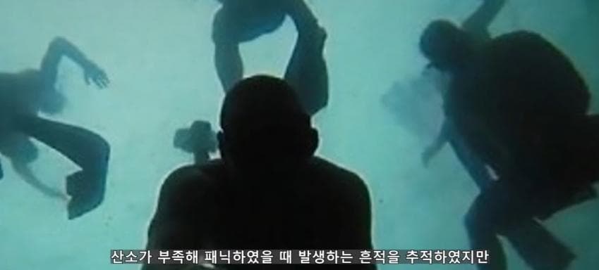깊이를 알 수 없는 수중동굴에서 완전히 사라진 남자 (47)
