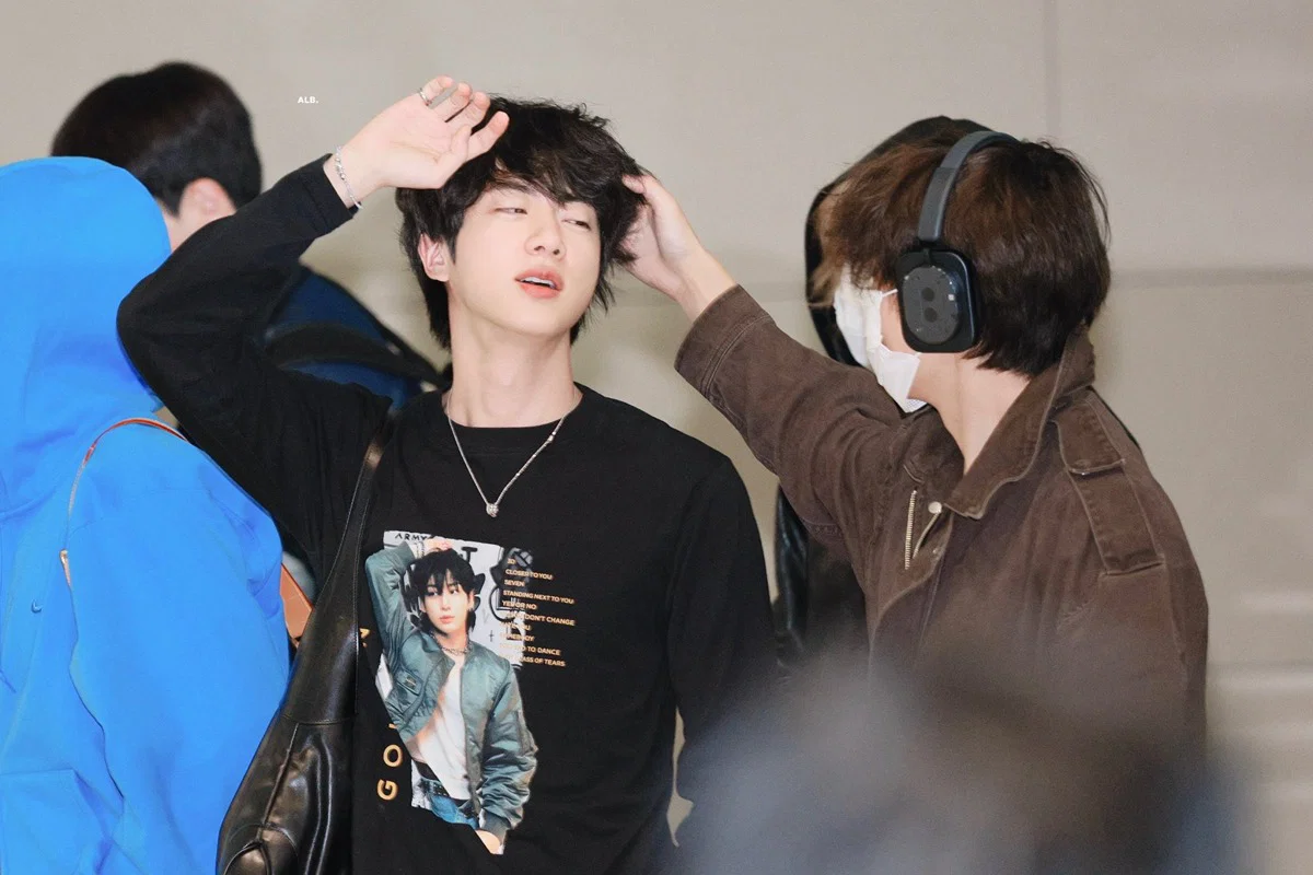 공항에 정국 얼굴들어간 티셔츠 입고 온 방탄소년단 진 (7)