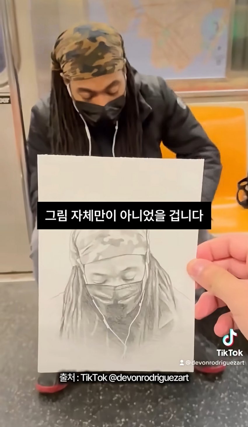 싱글벙글 사람들의 얼굴을 몰래 그려주는 남성 (13)