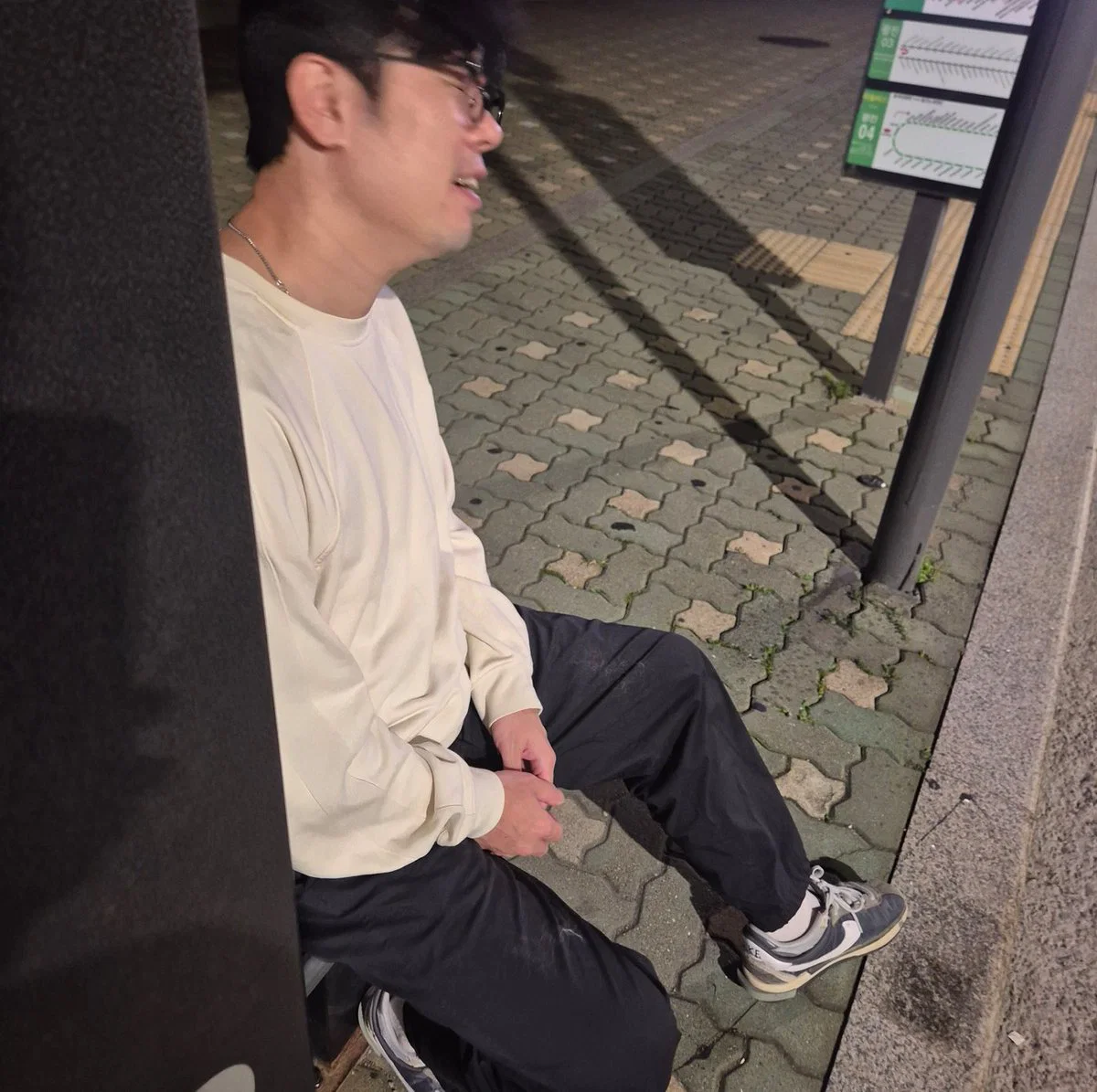 지금 트위터 반응 난리난 버정에서 우는 사람을 위로해준 무명가수 (2)
