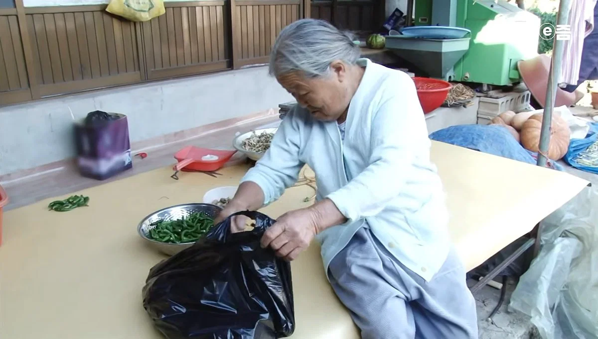역시 사랑받는 여자는 티가난다 할머니 표정이 처음부터 끝까지 밝으시네 (27)