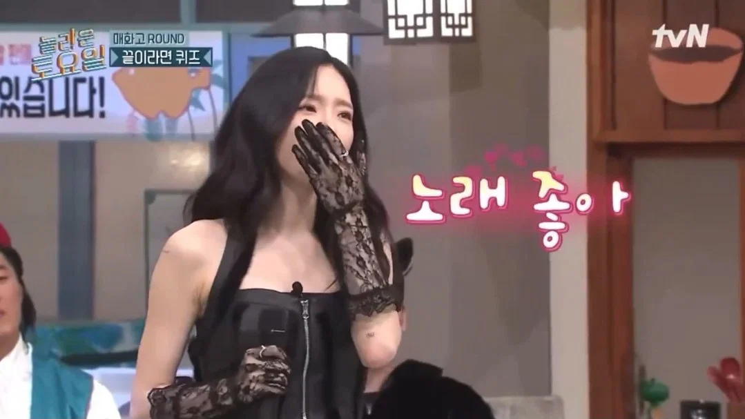조권 의상 때문에 사람들이 웃는데 노래실력으로 다 압도해버림