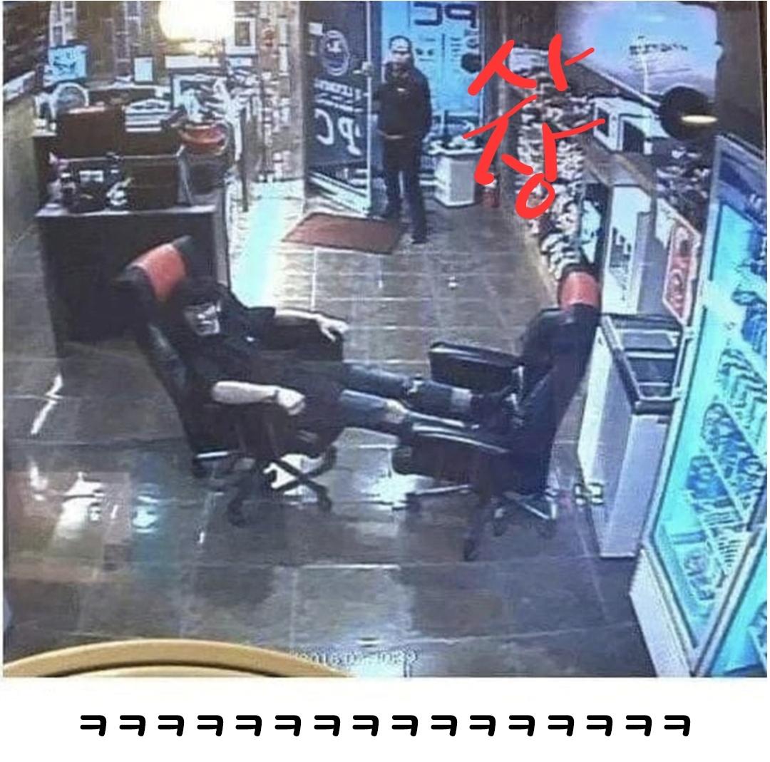 일한 지 하루 만에 잘렸다는 PC방 알바생의 CCTV 기록ㅋㅋㅋ (9)