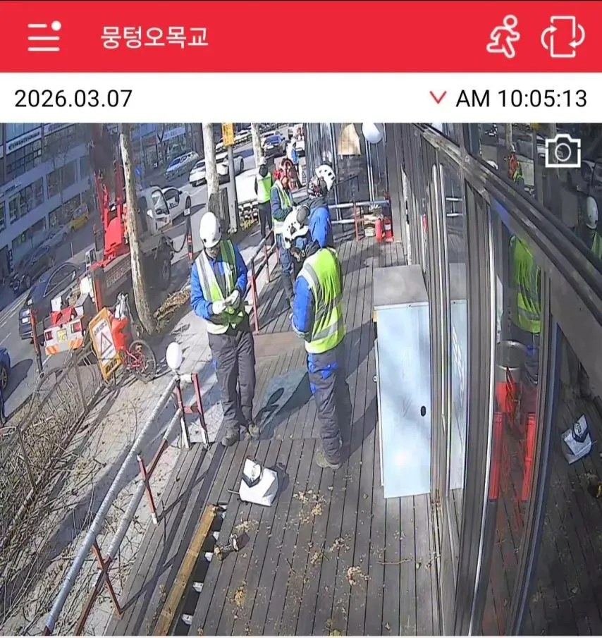 실수로 가게앞 데크 부순 작업자.jpg