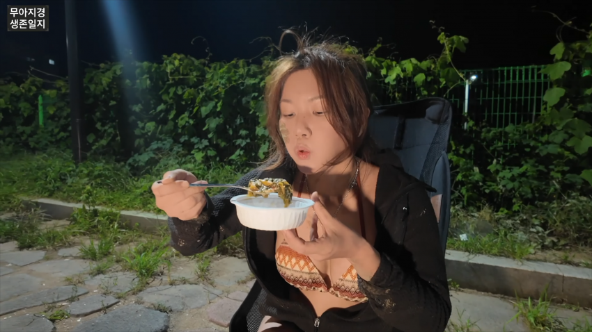 갯벌에서 식자재 해결하는 여자 (36)