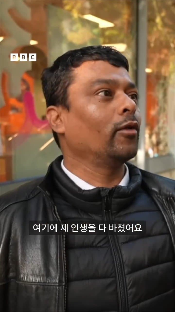 싱글벙글 훌쩍훌쩍 프랑스 시위대에 약탈당한 가게 주인 인터뷰 (14)