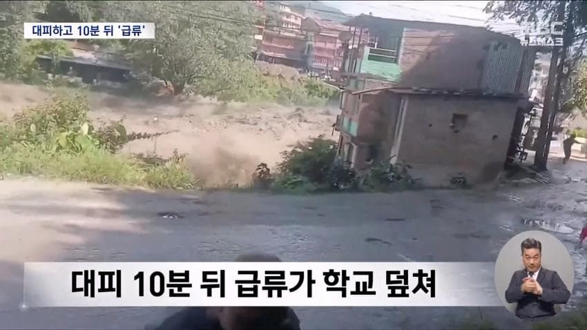 네팔 홍수 10분 전 900명 대피시킨 교장 (10)