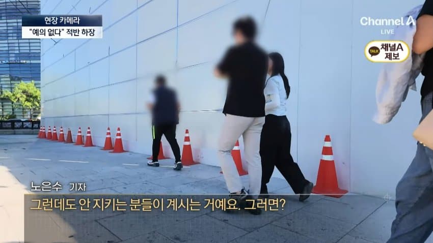 경복궁서 버젓이..담뱃불 붙이는 관광객 (21)
