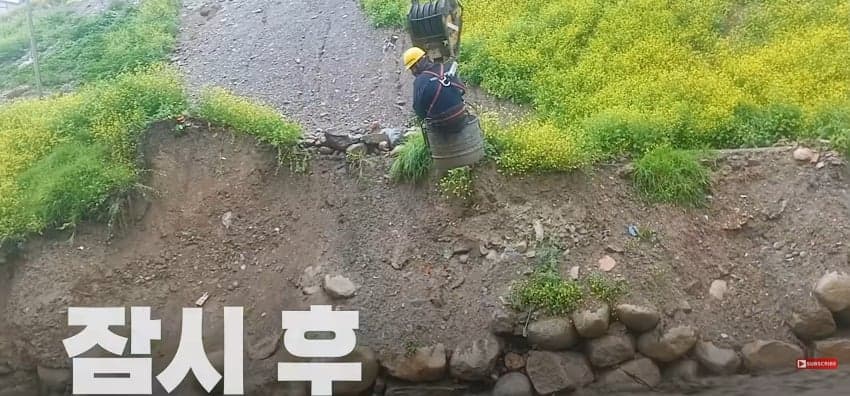 불어난 급류에 강아지 구하러 뛰어든 남자 (9)