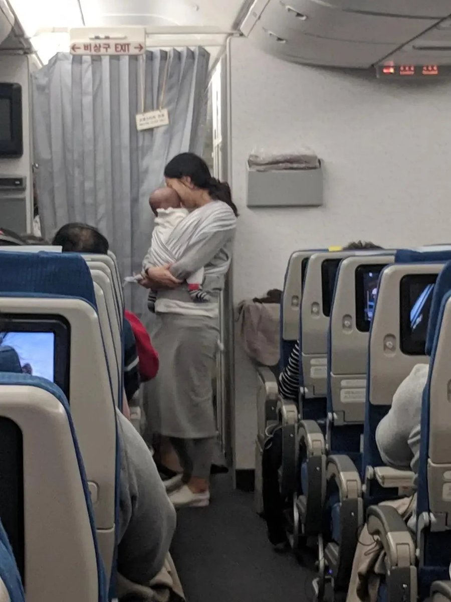 자주 우는 아기 때문에 비행기에서 엄마가 내린 결정