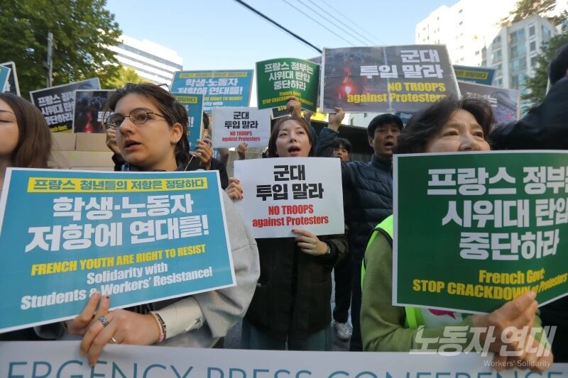 ???: 시위대 탄압 중단하라!