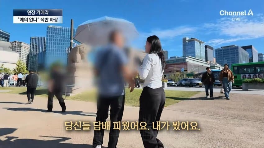경복궁서 버젓이..담뱃불 붙이는 관광객 (16)