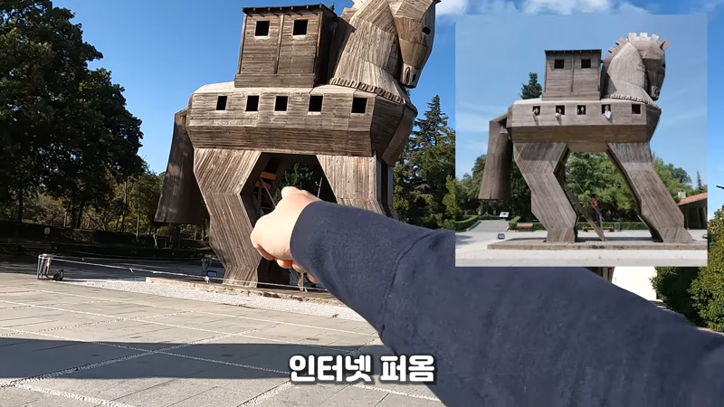 실제 트로이 유적지에 만들어놓은 목마 모형 (2)