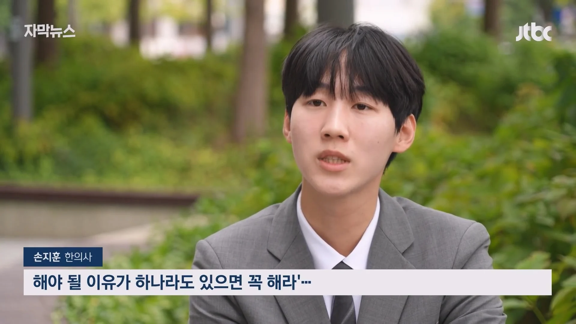 옥수역 통로에서 쓰러진여성 '일촉즉발'..홀연히 나타나 도와주고 사라진 시민들 (15)