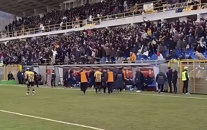 싱글벙글 나치들의 우상이 되버린 축구선수 (3)