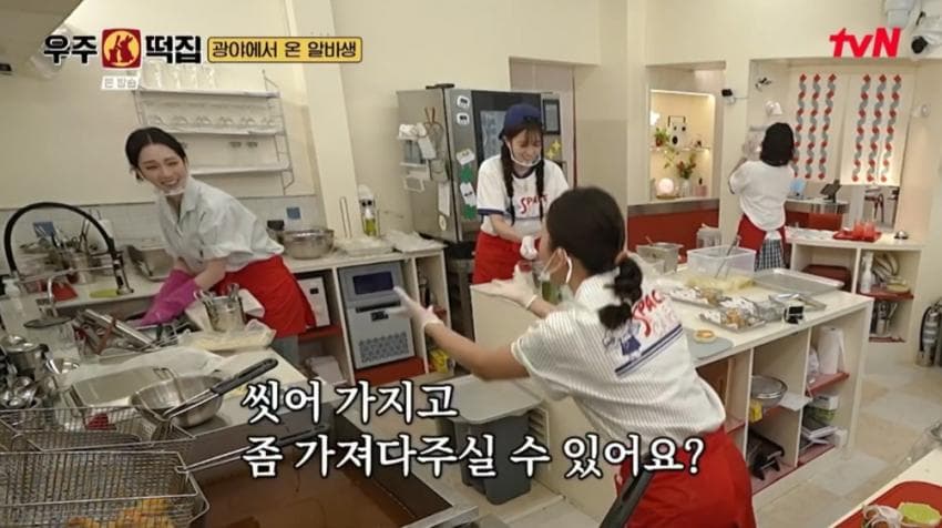 발음까지 신경써가며 카리나에게 친근히 대하는 미미 (3)