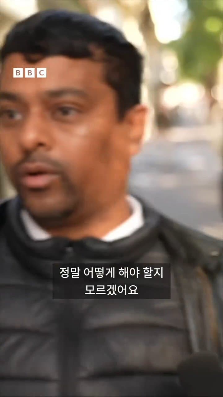 싱글벙글 훌쩍훌쩍 프랑스 시위대에 약탈당한 가게 주인 인터뷰 (9)