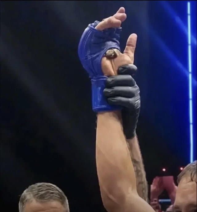난리 났다는.. UFC 불법 글러브 논란 . (5)