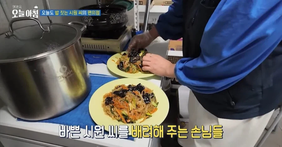학생들에게 무료로 밥을 주는 편의점 사장님 (28)