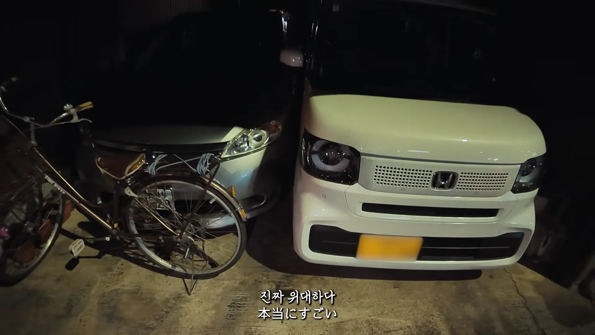 일본식 주차에 경이로워 하는 한국유튜버