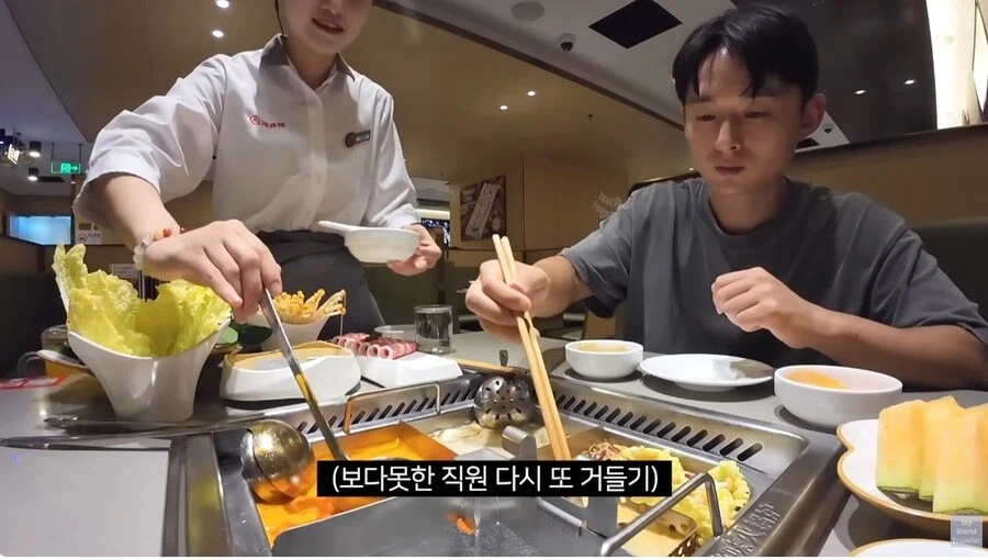 훠궈 처음 먹는 손님을 본 가게 직원들 (12)